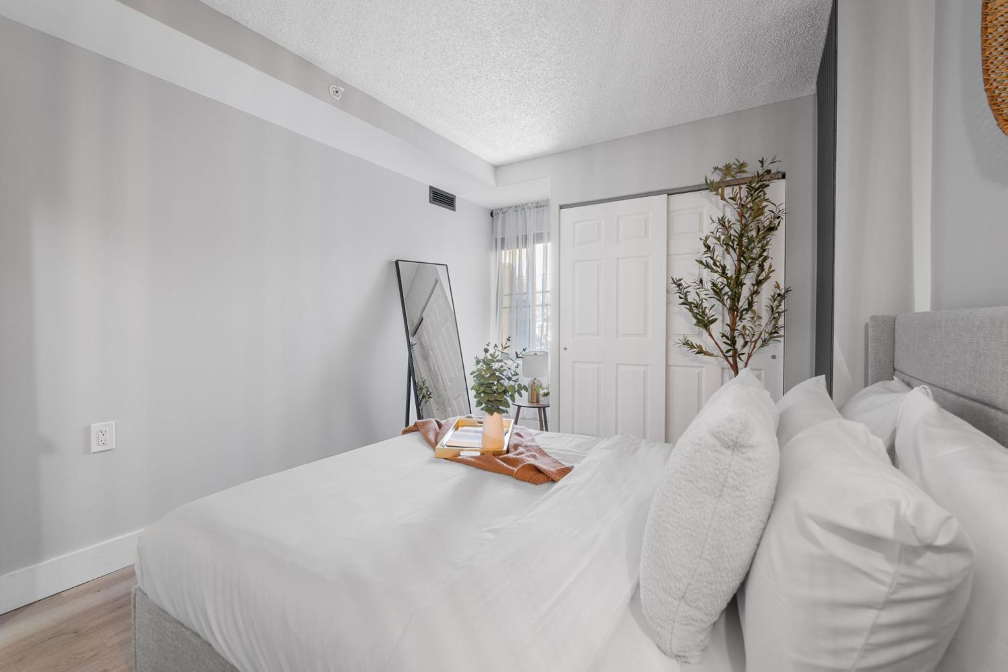 Apartment Cozy, Warm Modern Chic *